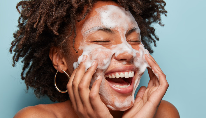 Quali sono i vantaggi di lavarsi il viso con il sapone?