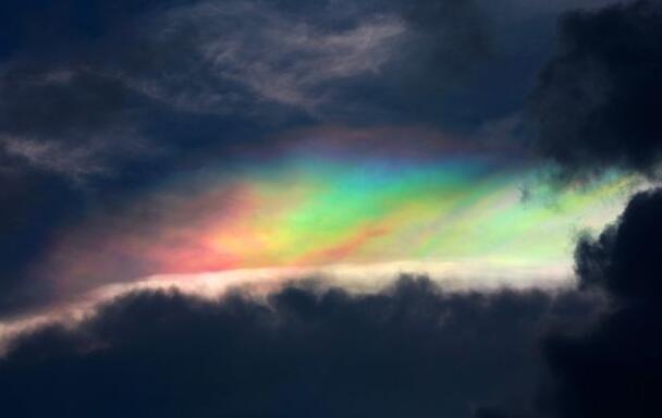 Perché così tante persone sono preoccupate per le nuvole arcobaleno cinesi?